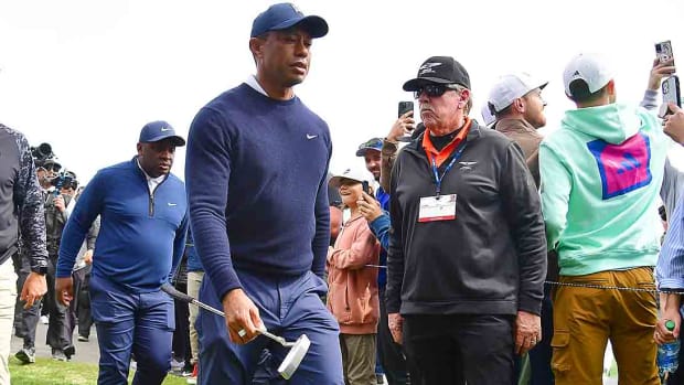 Tiger-Woods-walk